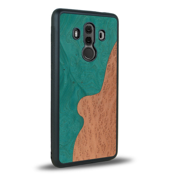 Coque de protection en bois véritable fabriquée en France pour Huawei Mate 10 Pro alliant plusieurs essences de bois pour représenter une plage paradisiaque