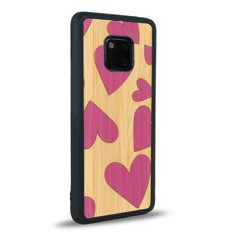 Coque de protection en bois véritable fabriquée en France pour Huawei Mate 20 Pro alliant plusieurs essences de bois pour représenter des coeurs pour les amoureux