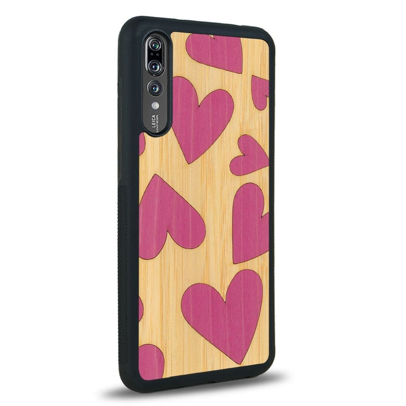 Coque de protection en bois véritable fabriquée en France pour Huawei P20 alliant plusieurs essences de bois pour représenter des coeurs pour les amoureux