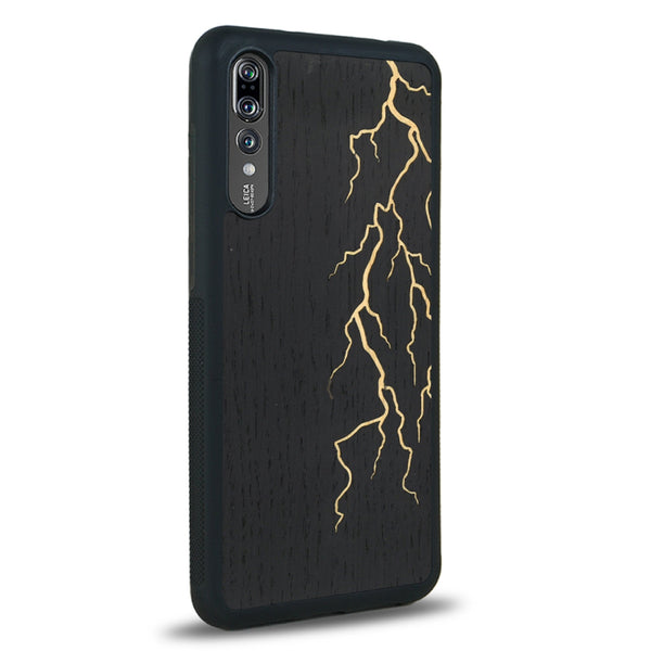 Coque de protection en bois véritable fabriquée en France pour Huawei P20 alliant plusieurs essences de bois pour représenter un éclair divin