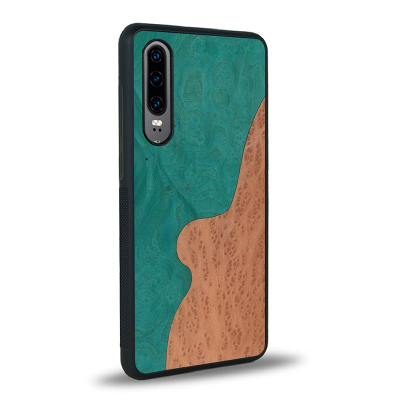 Coque de protection en bois véritable fabriquée en France pour Huawei P30 alliant plusieurs essences de bois pour représenter une plage paradisiaque