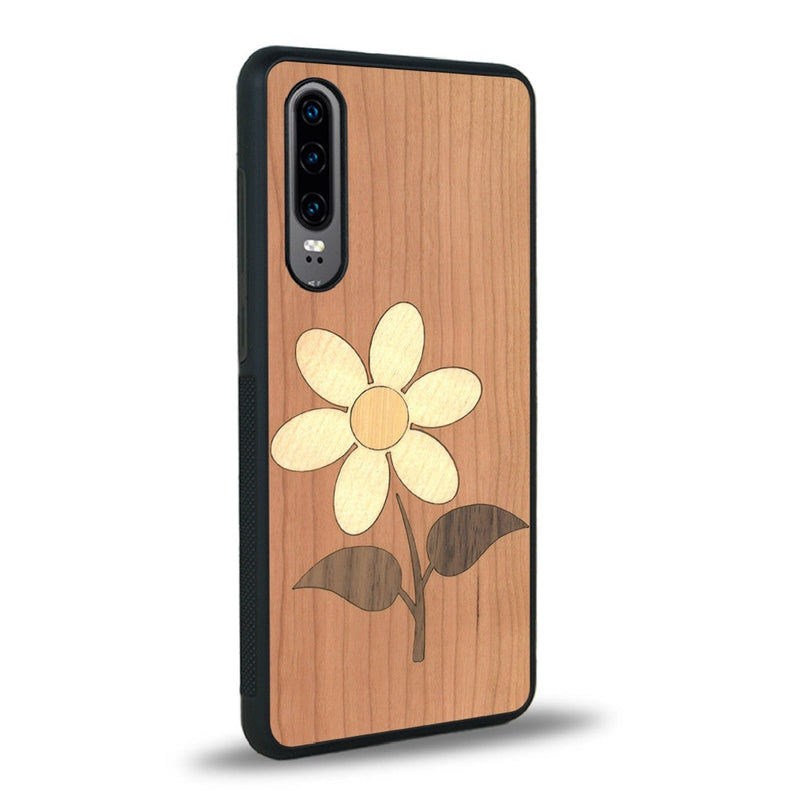 Coque de protection en bois véritable fabriquée en France pour Huawei P30 alliant plusieurs essences de bois pour représenter une marguerite