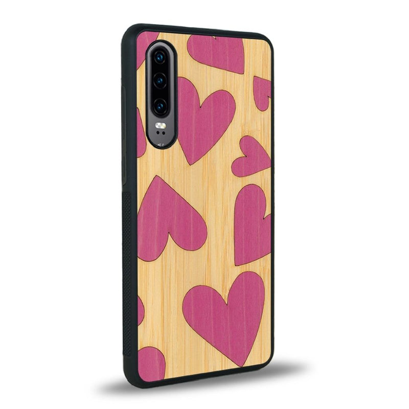 Coque de protection en bois véritable fabriquée en France pour Huawei P30 alliant plusieurs essences de bois pour représenter des coeurs pour les amoureux