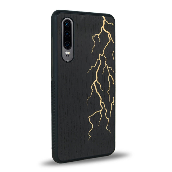 Coque de protection en bois véritable fabriquée en France pour Huawei P30 alliant plusieurs essences de bois pour représenter un éclair divin