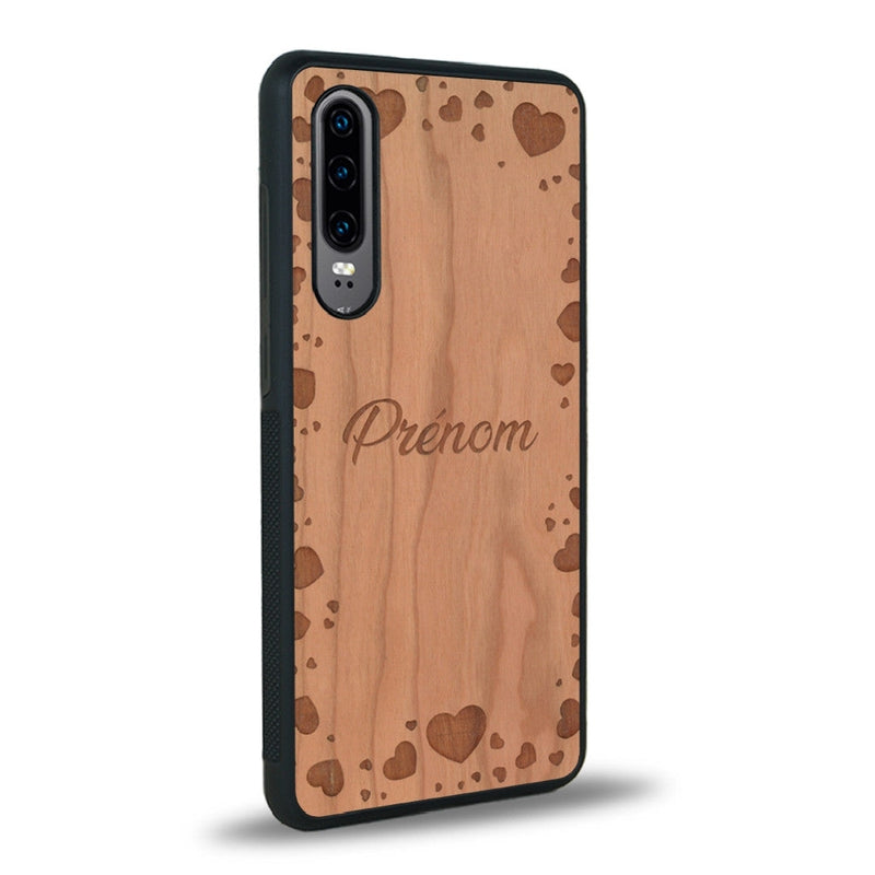 Coque de protection en bois véritable fabriquée en France pour Huawei P30 sur le thème de la fête des mères avec un motif représentant des coeurs et des feuilles