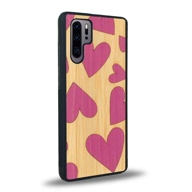 Coque de protection en bois véritable fabriquée en France pour Huawei P30 Pro alliant plusieurs essences de bois pour représenter des coeurs pour les amoureux