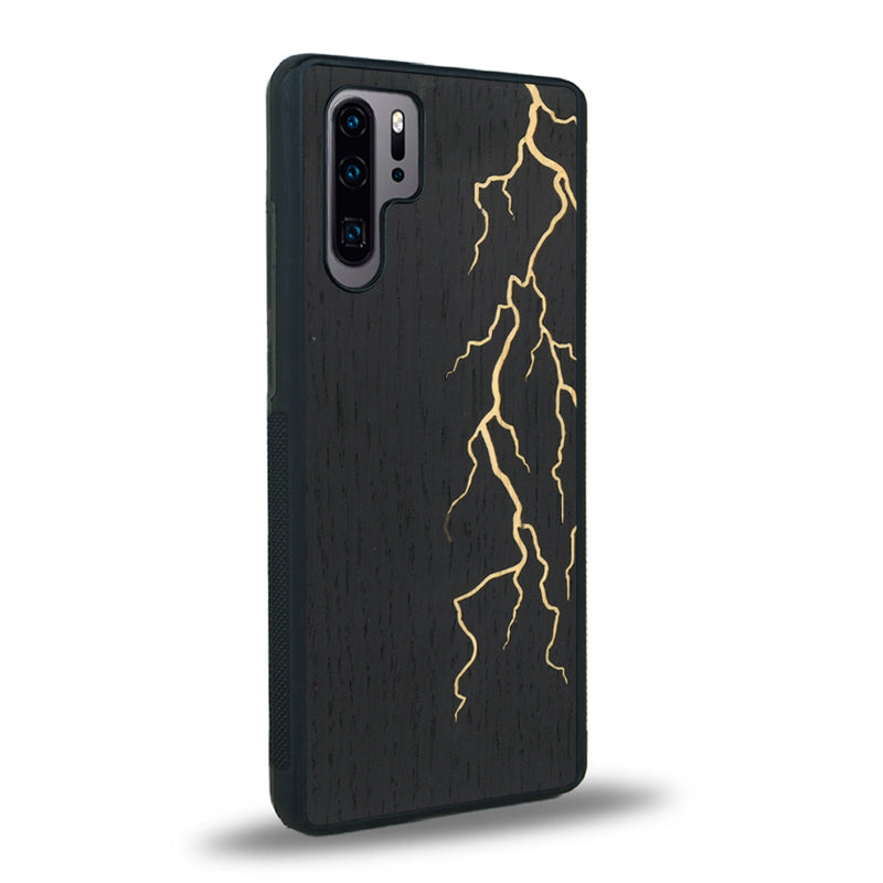 Coque de protection en bois véritable fabriquée en France pour Huawei P30 Pro alliant plusieurs essences de bois pour représenter un éclair divin