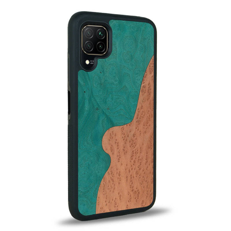 Coque de protection en bois véritable fabriquée en France pour Huawei P40 Lite alliant plusieurs essences de bois pour représenter une plage paradisiaque