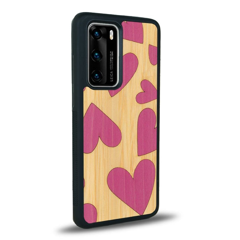 Coque de protection en bois véritable fabriquée en France pour Huawei P40 Pro alliant plusieurs essences de bois pour représenter des coeurs pour les amoureux