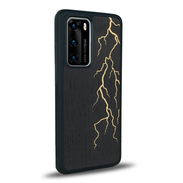 Coque de protection en bois véritable fabriquée en France pour Huawei P40 Pro alliant plusieurs essences de bois pour représenter un éclair divin