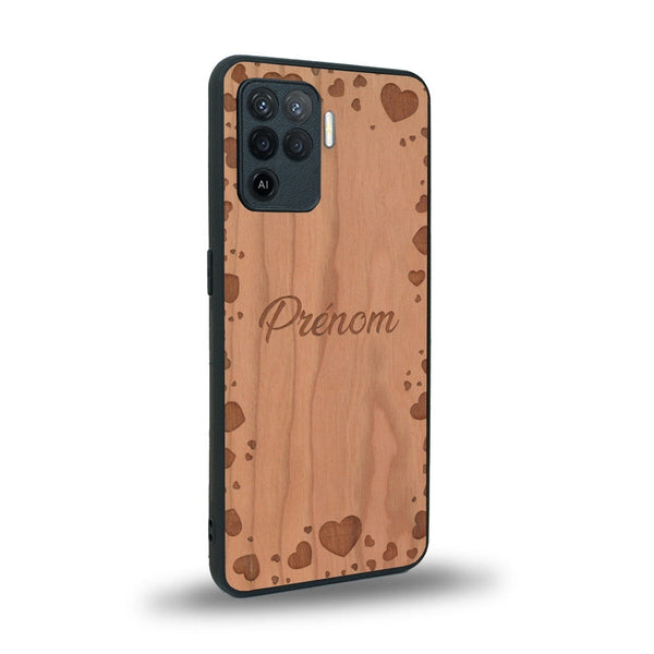 Coque de protection en bois véritable fabriquée en France pour Oppo A94 sur le thème de la fête des mères avec un motif représentant des coeurs et des feuilles