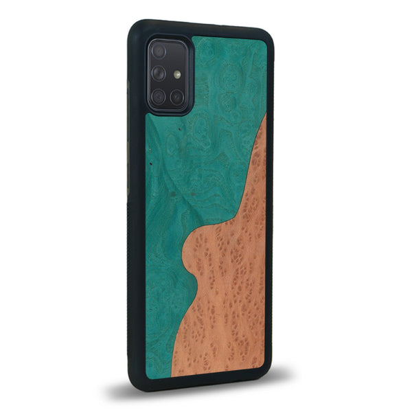 Coque de protection en bois véritable fabriquée en France pour Samsung A02S alliant plusieurs essences de bois pour représenter une plage paradisiaque