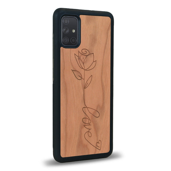 Coque de protection en bois véritable fabriquée en France pour Samsung A02S sur le thème de la fête des mères avec un motif représentant une fleur dont la tige forme le mot "love"