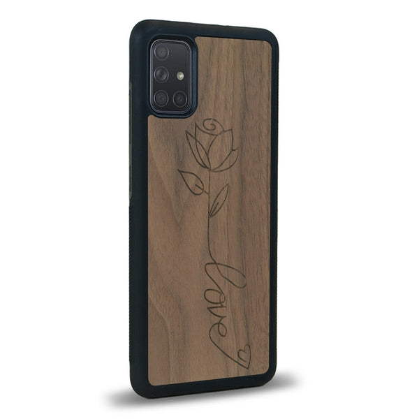 Coque de protection en bois véritable fabriquée en France pour Samsung A02S sur le thème de la fête des mères avec un motif représentant une fleur dont la tige forme le mot "love"