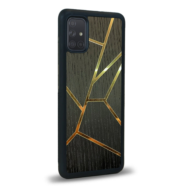 Coque de protection en bois véritable fabriquée en France pour Samsung A02S alliant plusieurs essences de bois pour représenter des fragments design