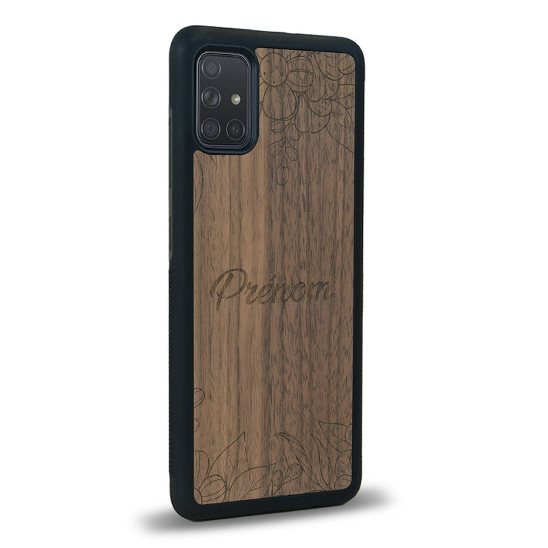 Coque de protection en bois véritable fabriquée en France pour Samsung A02S sur le thème de la fête des mères avec un motif représentant des fleurs et des feuilles