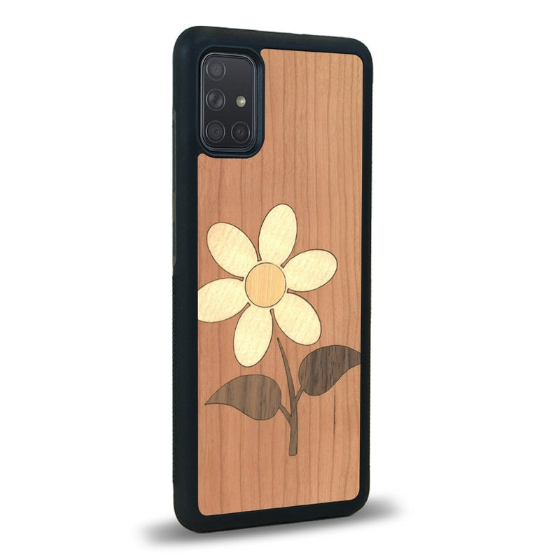 Coque de protection en bois véritable fabriquée en France pour Samsung A02S alliant plusieurs essences de bois pour représenter une marguerite