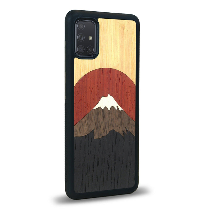 Coque de protection en bois véritable fabriquée en France pour Samsung A02S alliant plusieurs essences de bois pour représenter le mont Fuji