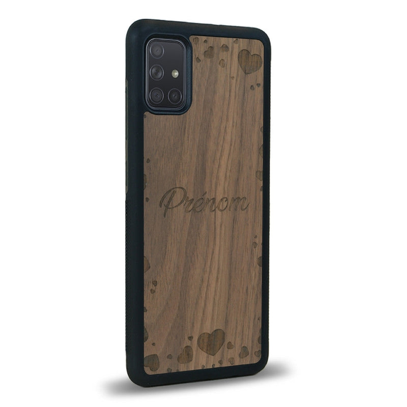 Coque de protection en bois véritable fabriquée en France pour Samsung A02S sur le thème de la fête des mères avec un motif représentant des coeurs et des feuilles