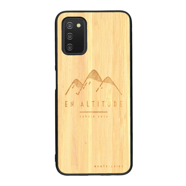 Coque de protection en bois véritable fabriquée en France pour Samsung A03S représentant des montagnes, sur le thème de la randonnée en pleine nature et du trail