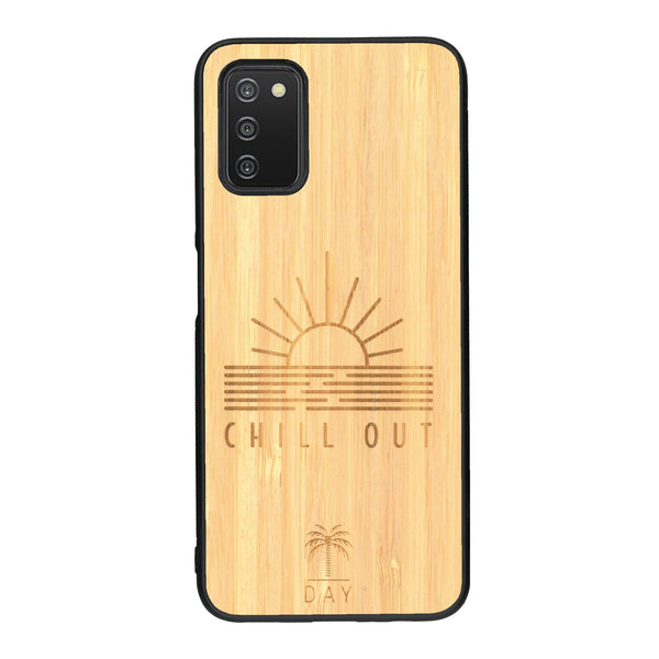 Coque de protection en bois véritable fabriquée en France pour Samsung A03S sur le thème chill avec un motif représentant un couché de soleil sur l'océan et la phrase "Chill out"