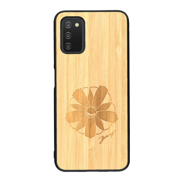 Coque de protection en bois véritable fabriquée en France pour Samsung A03S sur le thème des fleurs et de la montagne avec un motif de gravure représentant les pétales d'une fleur des montagnes