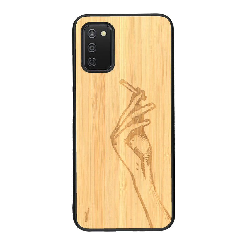 Coque de protection en bois véritable fabriquée en France pour Samsung A03S représentant une main de femme tenant une cigarette de type line art en collaboration avec l'artiste Maud Dabs