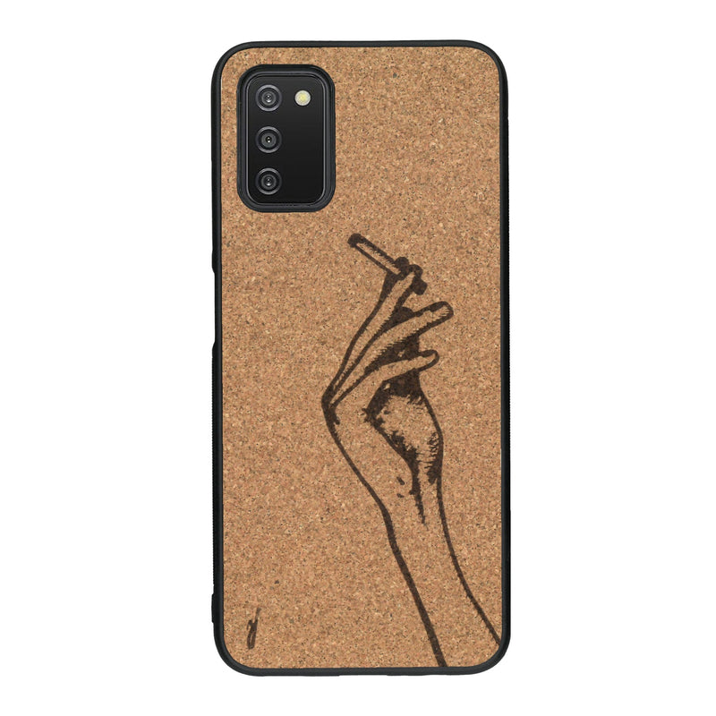 Coque de protection en bois véritable fabriquée en France pour Samsung A03S représentant une main de femme tenant une cigarette de type line art en collaboration avec l'artiste Maud Dabs