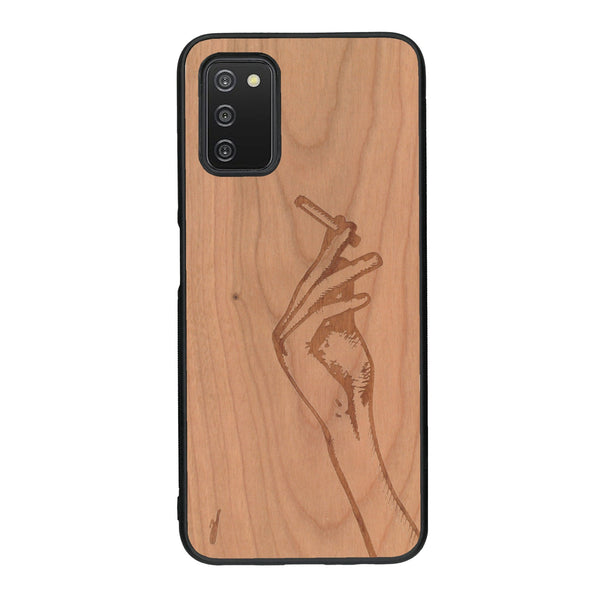 Coque de protection en bois véritable fabriquée en France pour Samsung A03S représentant une main de femme tenant une cigarette de type line art en collaboration avec l'artiste Maud Dabs