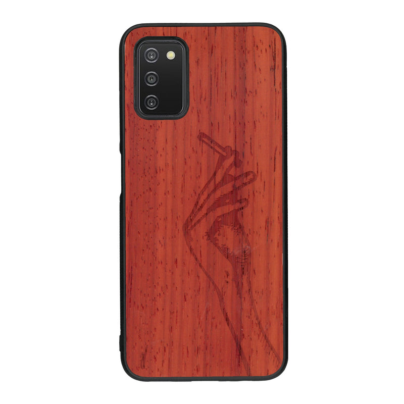 Coque de protection en bois véritable fabriquée en France pour Samsung A03S représentant une main de femme tenant une cigarette de type line art en collaboration avec l'artiste Maud Dabs