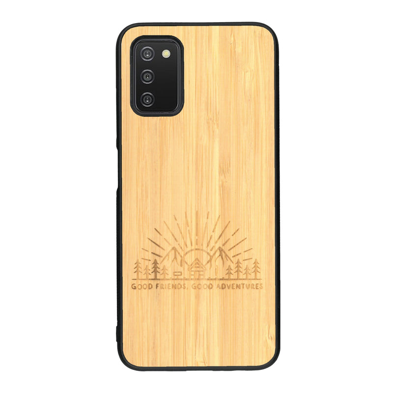 Coque de protection en bois véritable fabriquée en France pour Samsung A03S sur le thème chill et nature avec un motif représentant un levé de soleil sur un paysage de montagne avec des sapins et un chalet et la phrase "Good friends, good adventure"