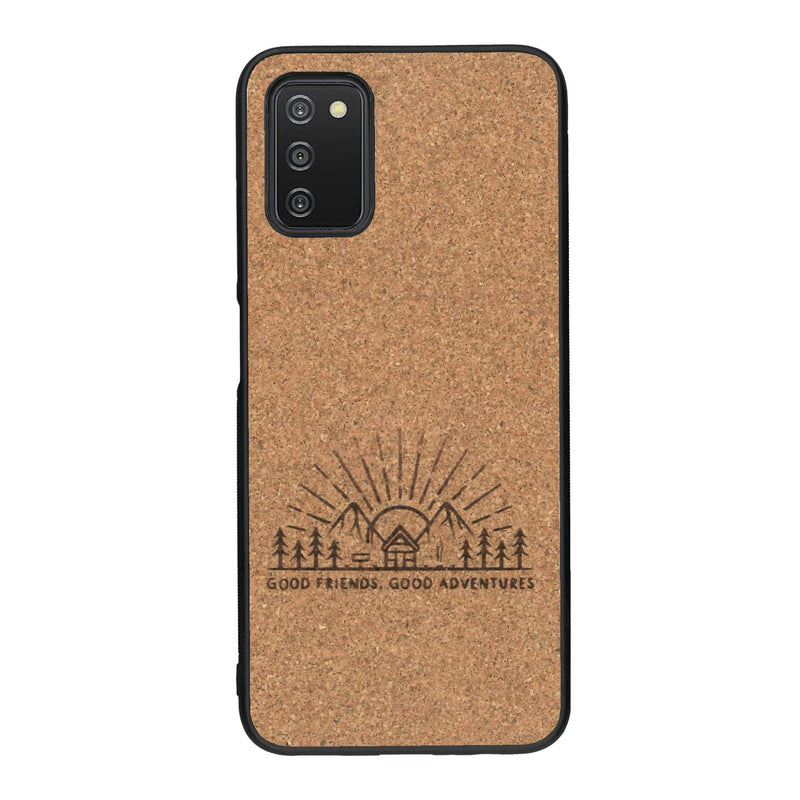 Coque de protection en bois véritable fabriquée en France pour Samsung A03S sur le thème chill et nature avec un motif représentant un levé de soleil sur un paysage de montagne avec des sapins et un chalet et la phrase "Good friends, good adventure"