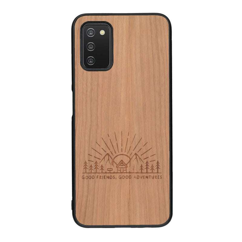 Coque de protection en bois véritable fabriquée en France pour Samsung A03S sur le thème chill et nature avec un motif représentant un levé de soleil sur un paysage de montagne avec des sapins et un chalet et la phrase "Good friends, good adventure"