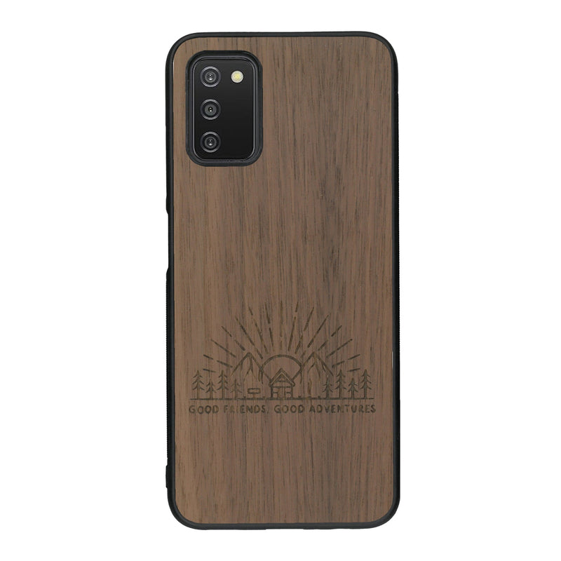 Coque de protection en bois véritable fabriquée en France pour Samsung A03S sur le thème chill et nature avec un motif représentant un levé de soleil sur un paysage de montagne avec des sapins et un chalet et la phrase "Good friends, good adventure"