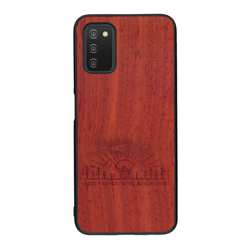 Coque de protection en bois véritable fabriquée en France pour Samsung A03S sur le thème chill et nature avec un motif représentant un levé de soleil sur un paysage de montagne avec des sapins et un chalet et la phrase "Good friends, good adventure"