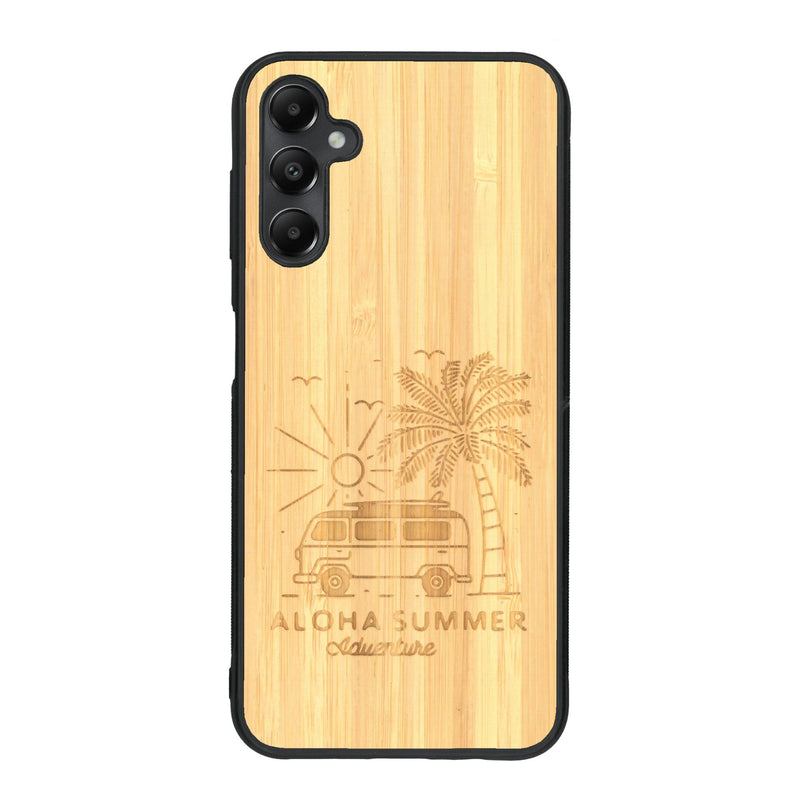 Coque de protection en bois véritable fabriquée en France pour Samsung A05S sur le thème de la plage, de l'été et vanlife.