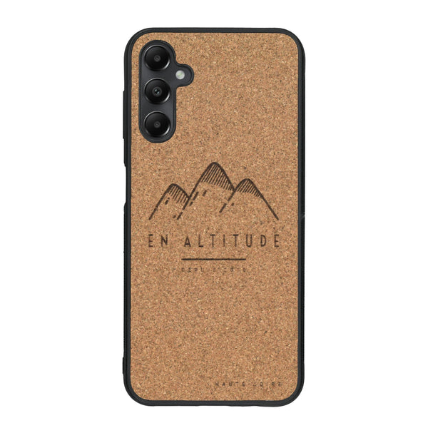 Coque de protection en bois véritable fabriquée en France pour Samsung A05S représentant des montagnes, sur le thème de la randonnée en pleine nature et du trail