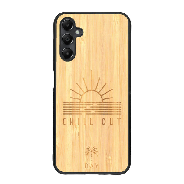 Coque de protection en bois véritable fabriquée en France pour Samsung A05S sur le thème chill avec un motif représentant un couché de soleil sur l'océan et la phrase "Chill out"