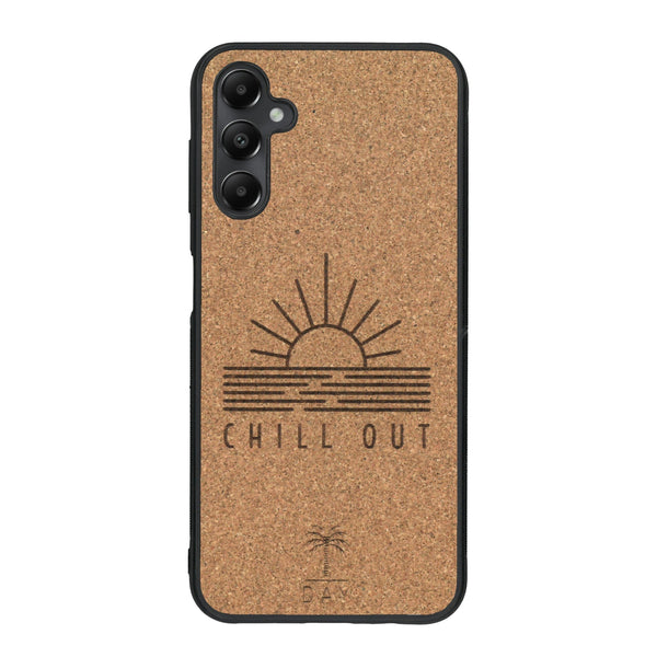 Coque de protection en bois véritable fabriquée en France pour Samsung A05S sur le thème chill avec un motif représentant un couché de soleil sur l'océan et la phrase "Chill out"