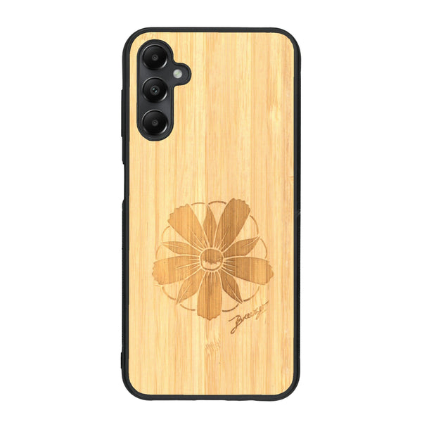 Coque de protection en bois véritable fabriquée en France pour Samsung A05S sur le thème des fleurs et de la montagne avec un motif de gravure représentant les pétales d'une fleur des montagnes