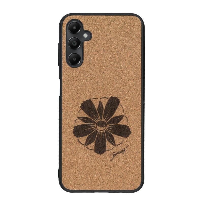 Coque de protection en bois véritable fabriquée en France pour Samsung A05S sur le thème des fleurs et de la montagne avec un motif de gravure représentant les pétales d'une fleur des montagnes