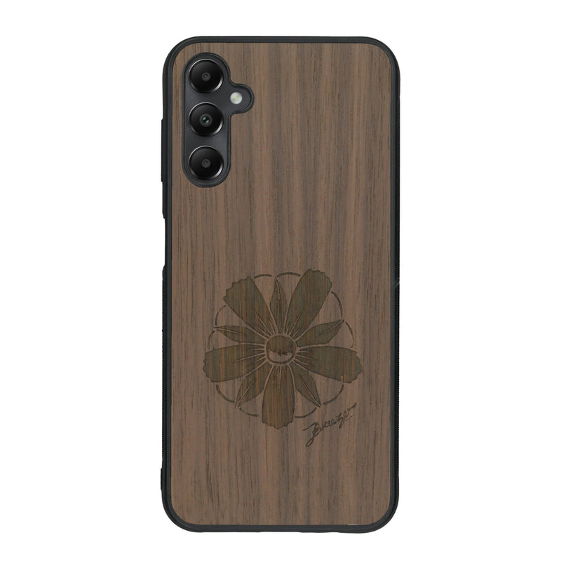 Coque de protection en bois véritable fabriquée en France pour Samsung A05S sur le thème des fleurs et de la montagne avec un motif de gravure représentant les pétales d'une fleur des montagnes