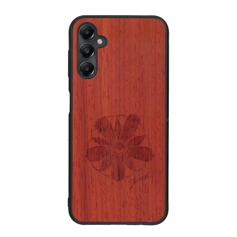 Coque de protection en bois véritable fabriquée en France pour Samsung A05S sur le thème des fleurs et de la montagne avec un motif de gravure représentant les pétales d'une fleur des montagnes