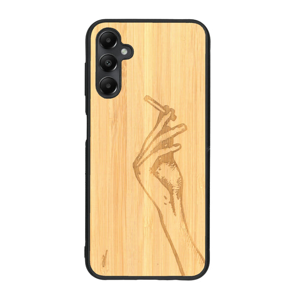 Coque de protection en bois véritable fabriquée en France pour Samsung A05S représentant une main de femme tenant une cigarette de type line art en collaboration avec l'artiste Maud Dabs