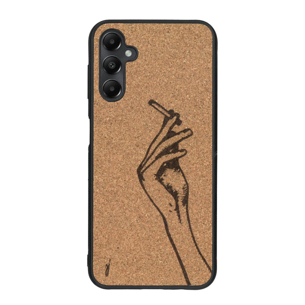 Coque de protection en bois véritable fabriquée en France pour Samsung A05S représentant une main de femme tenant une cigarette de type line art en collaboration avec l'artiste Maud Dabs