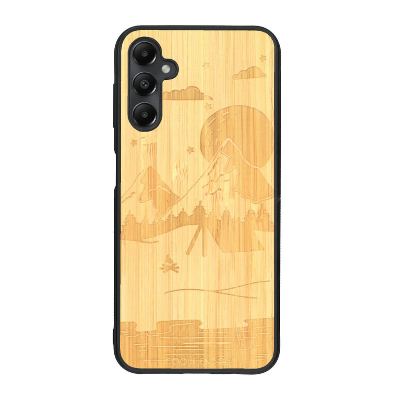 Coque de protection en bois véritable fabriquée en France pour Samsung A05S sur le thème du camping en pleine nature représentant une tente avec un feu de camp entouré de montagnes