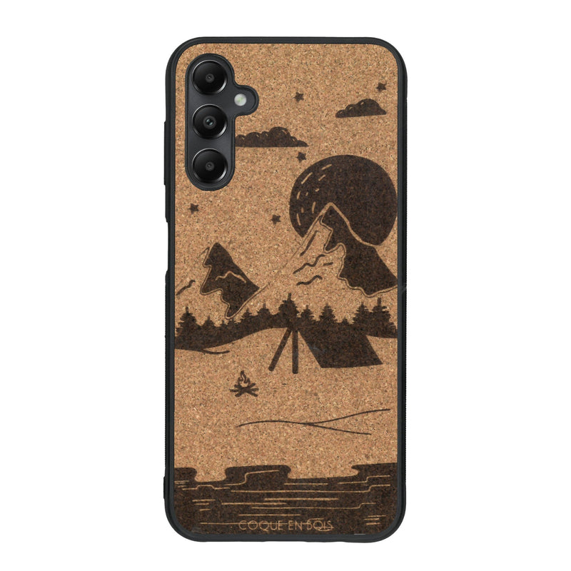 Coque de protection en bois véritable fabriquée en France pour Samsung A05S sur le thème du camping en pleine nature représentant une tente avec un feu de camp entouré de montagnes