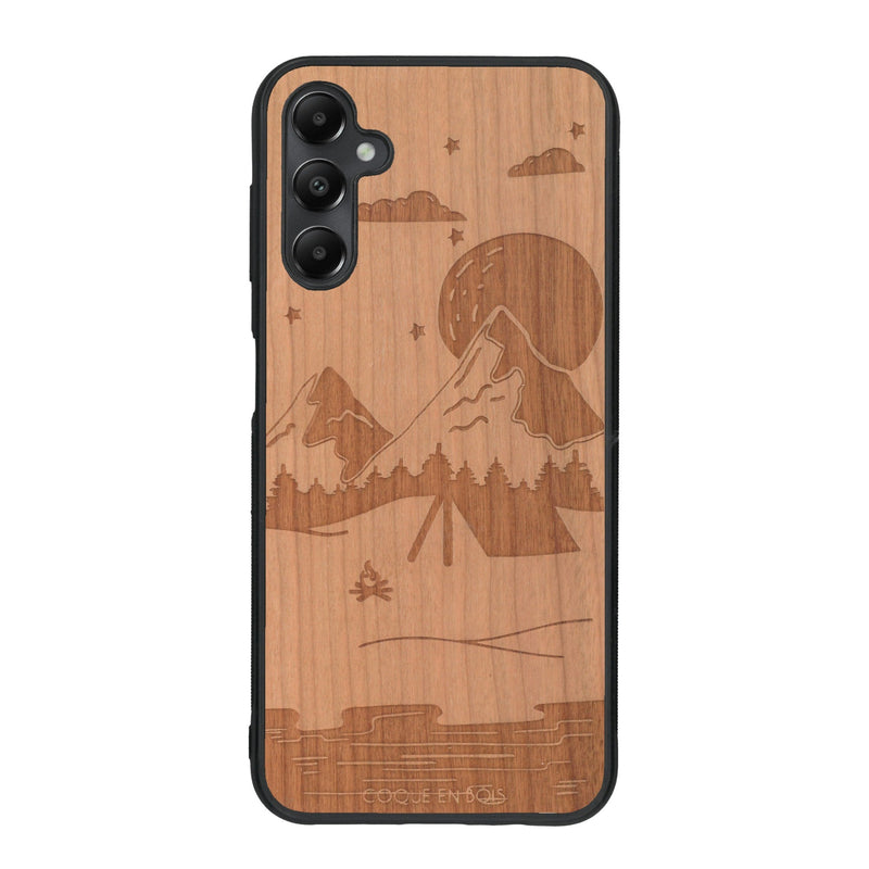 Coque de protection en bois véritable fabriquée en France pour Samsung A05S sur le thème du camping en pleine nature représentant une tente avec un feu de camp entouré de montagnes