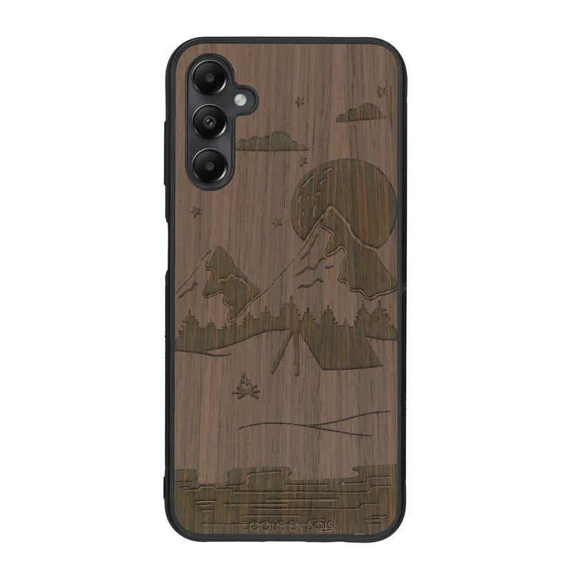 Coque de protection en bois véritable fabriquée en France pour Samsung A05S sur le thème du camping en pleine nature représentant une tente avec un feu de camp entouré de montagnes