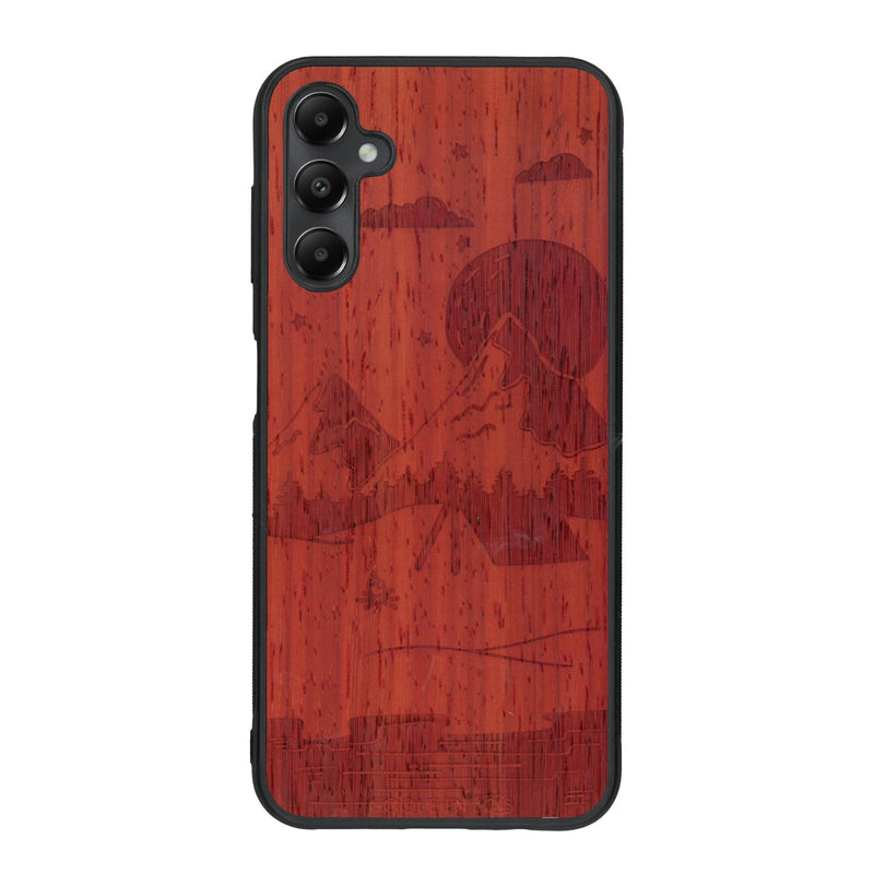 Coque de protection en bois véritable fabriquée en France pour Samsung A05S sur le thème du camping en pleine nature représentant une tente avec un feu de camp entouré de montagnes